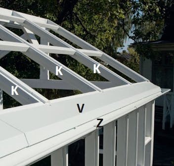 Takfotsbrädan bygga orangeri Takfotsbrädan skruvas fast på kortänen av takstolarna på orangeri